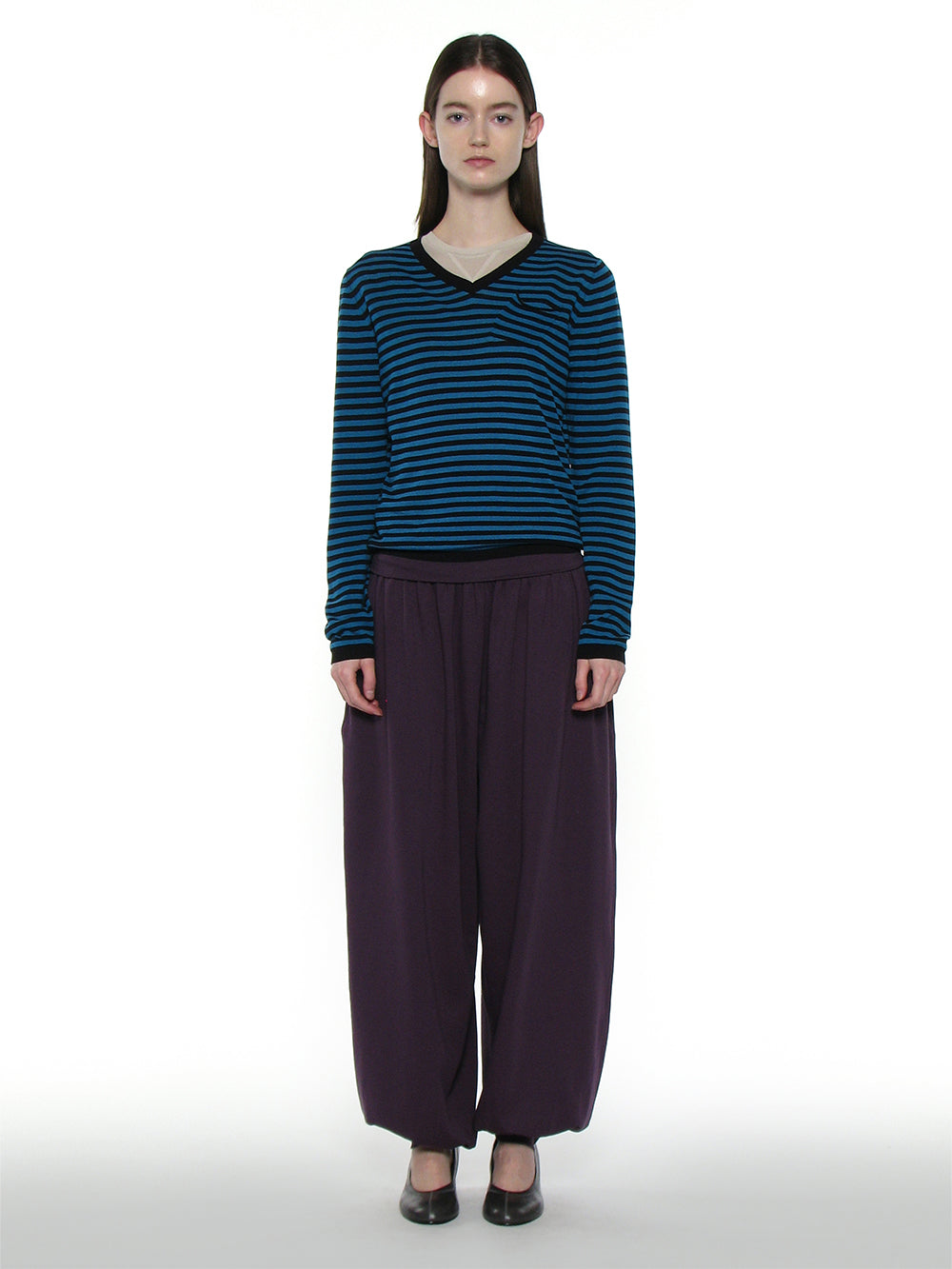 173cm tall woman wearing a v-neck semi-cropped v-neck teal and black striped top